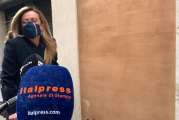 Piccolo incidente per Giorgia Meloni, in stampelle a vertice centrodestra