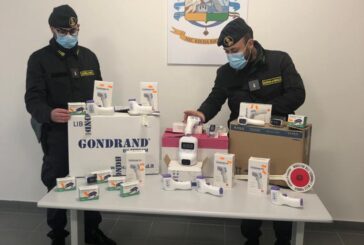 Le Fiamme gialle sequestrano decine di capi di abbigliamento contraffatti