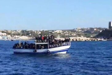 300 migranti sbarcano a Lampedusa, il sindaco "Emergenza senza sosta"