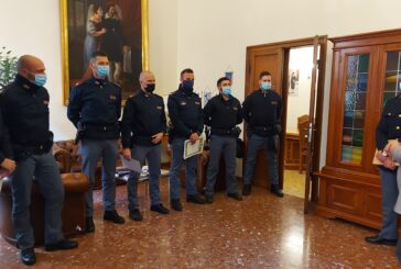 Il questore consegna i riconoscimenti ai poliziotti delle Volanti
