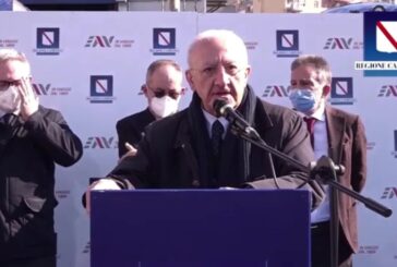 Nuovi treni Eav, De Luca “Rinnovamento continua”