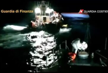 Barcone si ribalta al largo di Lampedusa, primi soccorsi