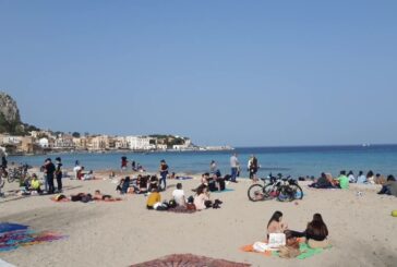 Caldo estivo a Palermo e folla in spiaggia a Mondello nonostante il Covid