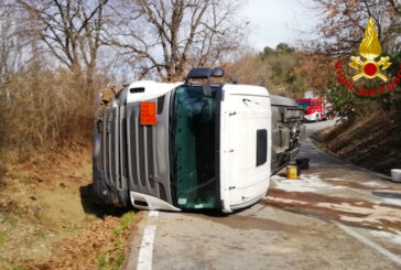 Cisterna si rovescia  Casole: Vigili del fuoco al lavoro