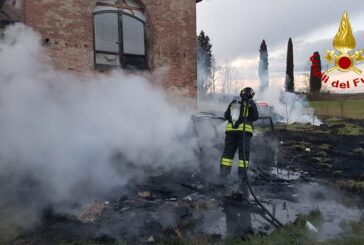 Intervento dei Vigili del fuoco per un’auto incendiata