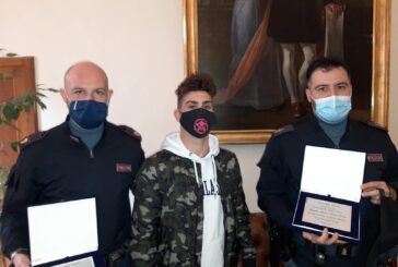 Giovane soccorso dalla Polizia incontra e ringrazia gli agenti