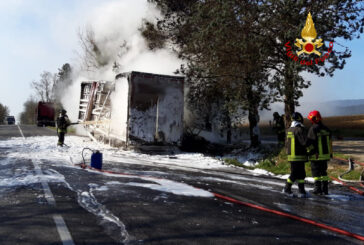 Semirimorchio distrutto dalle fiamme sulla Siena-Grosseto