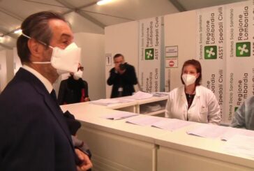 Fontana in visita al centro tamponi e Vaccini a Brescia