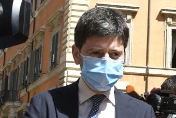 Covid, Speranza: "Lavoriamo a green pass ma serve ancora prudenza"