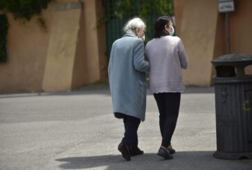 Le badanti dopo la pandemia, sono più anziane e il 60% lavora in nero