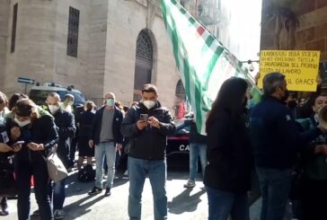 Protestano i lavoratori Alitalia, bloccata via Veneto a Roma