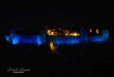 Il castello di Monteriggioni si tinge di blu
