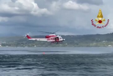 Tuffo dall’elicottero per salvare una persona. Esercitazione dei vigili del fuoco