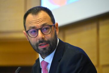 Vino, Patuanelli "Italia contraria alla proposta sulla dealcolazione"