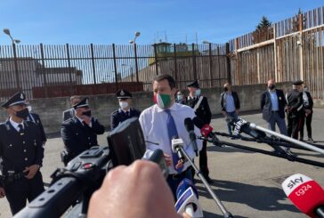 Salvini "sia l'estate dei turisti, non dei migranti che sbarcano"
