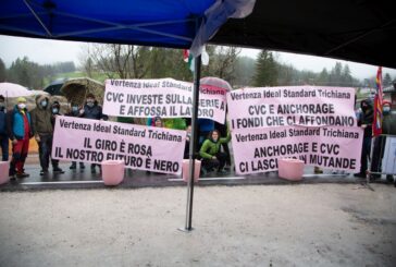 Lavoratori Ideal Standard in sciopero manifestano al Giro d'Italia