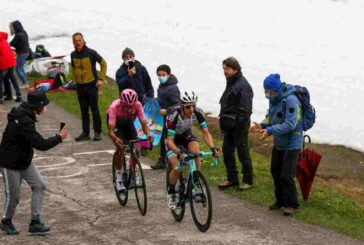 Yates vince la 19^ tappa del Giro, Bernal resiste in rosa