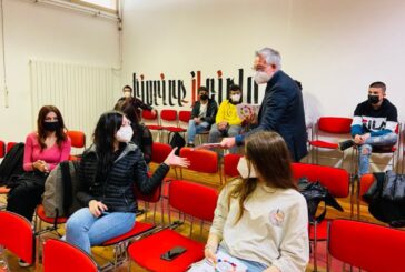 Scaramelli consegna Costituzione e Statuto Regione a studenti senesi