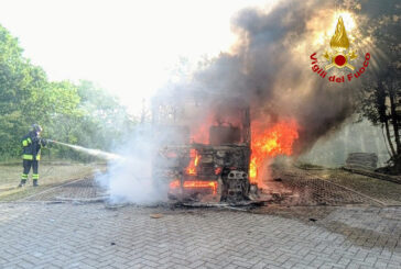 Bus distrutto dalle fiamme a Ciciano