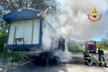 A fuoco un rimorchio nei pressi di Bagnaia