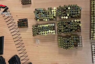 Armi e droga in un negozio di ortofrutta, 2 arresti a Napoli