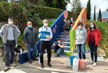 Un murales su diritti umani, donne e ambiente accoglie chi arriva a Castelnuovo