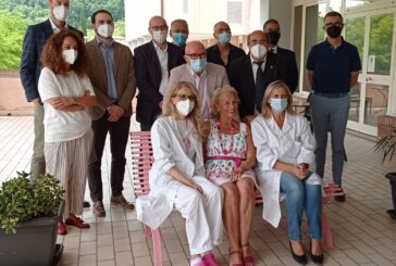 Campostaggia: due panchine rosa ricordano l’importanza della prevenzione del tumore al seno