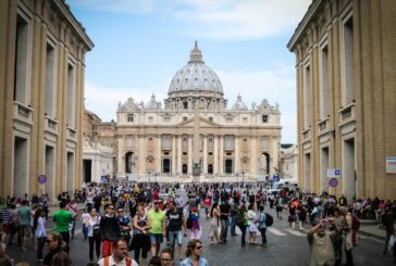 Tutta l'Italia in zona bianca, via le mascherine all'aperto