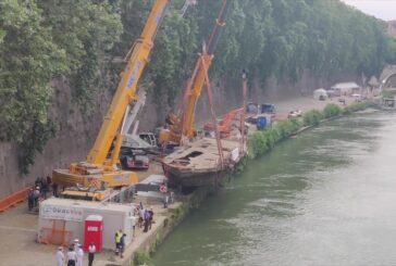 Roma, rimosso dal Tevere relitto del 2008