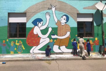 Un grande murales colorato alla scuola Dina Ferri  di Radicondoli