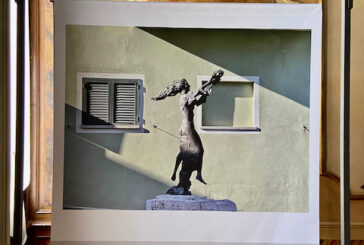La statua della poetessa Dina Ferri nella mostra “Scolpite” di Brescia