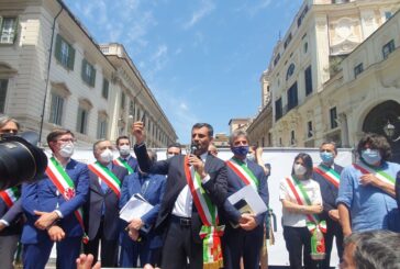 Sindaci in piazza "Siamo colpevoli di voler fare solo il nostro lavoro"