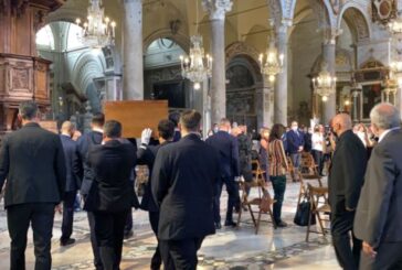 Carrà, un applauso infinito per l'ultimo saluto alla regina della tv