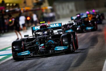 Hamilton batte Verstappen: partirà davanti in sprint race Silverstone