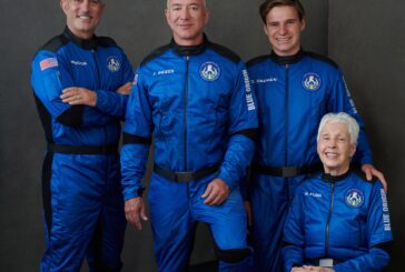 La navicella Blue Origin compie la sua missione, Bezos nello spazio
