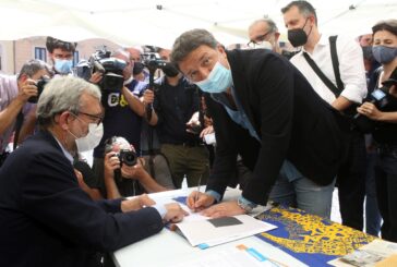 Renzi firma per i referendum "Battaglia per la giustizia giusta"