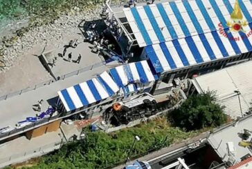 Bus precipita in una scarpata a Capri, morto l'autista, diversi i feriti