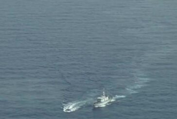 Guardia costiera libica spara contro barcone migranti, le immagini