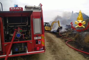 Incendio di sterpaglie minaccia un agriturismo ad Asciano