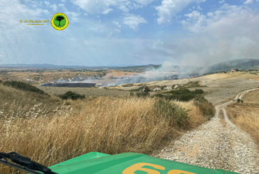Incendio in corso al Fossaccio di Asciano: minacciata un’azienda agricola
