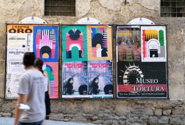 Per le strade di Montepulciano, opere d’arte affisse come manifesti