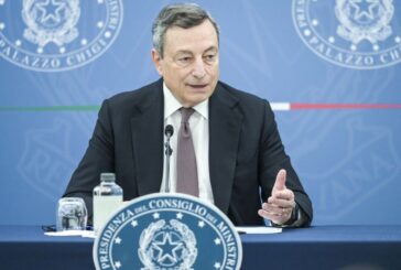 Draghi agli italiani "Vaccinatevi e rispettate le regole"