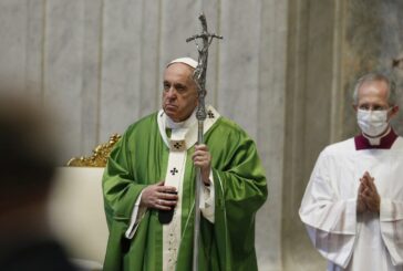 Papa "No al lavoro schiavo, la cultura non si pieghi al dio denaro"