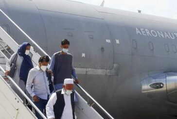 Atterrato a Fiumicino volo con 202 afghani