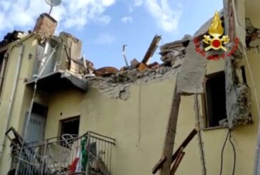 Crolla palazzina a due piani a Torino