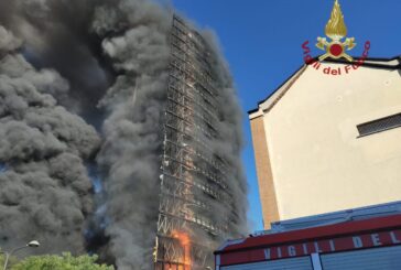 Incendio distrugge grattacielo a Milano
