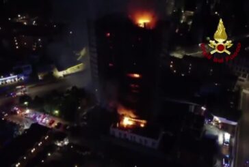Incendio a Milano, pompieri impegnati a spegnere gli ultimi focolai