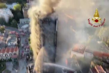 Incendio grattacielo a Milano, le immagini dall’elicottero dei vigili del fuoco