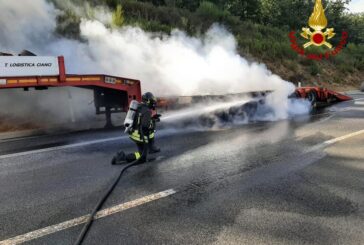 S’incendia un rimorchio sulla Siena-Grosseto