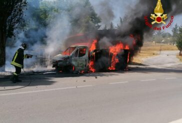 Intervento dei Vigili del fuoco per un furgone in fiamme